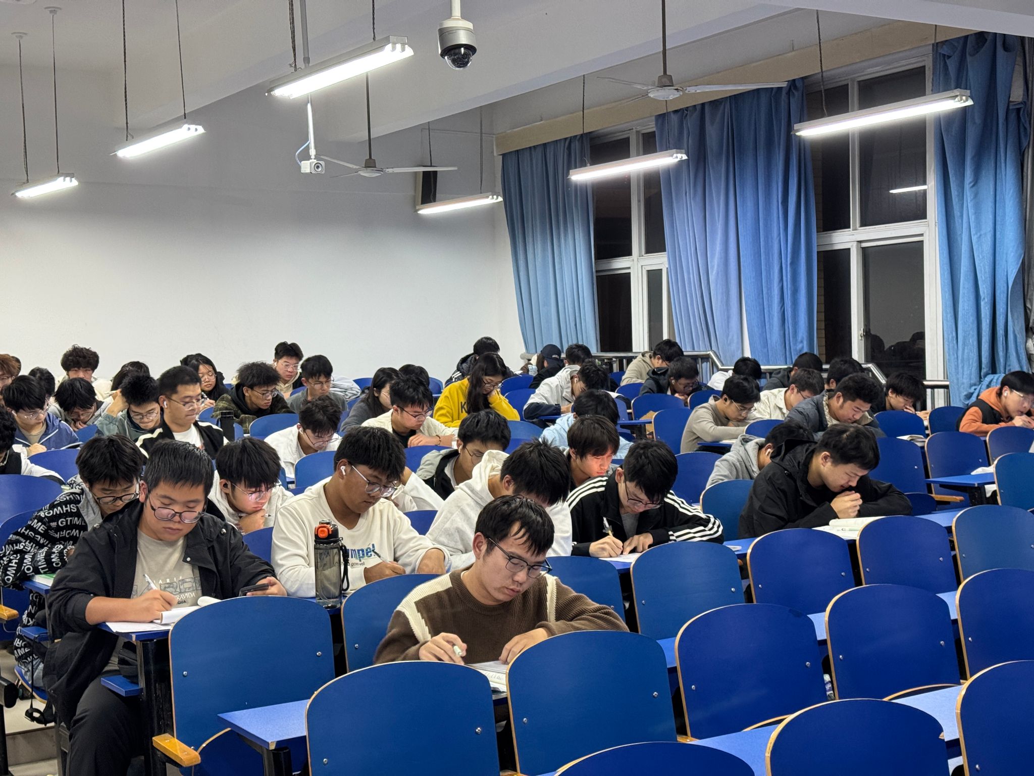 “在学习中沉静，在书香中陶醉”H文书包网积极开展2025级晚自习