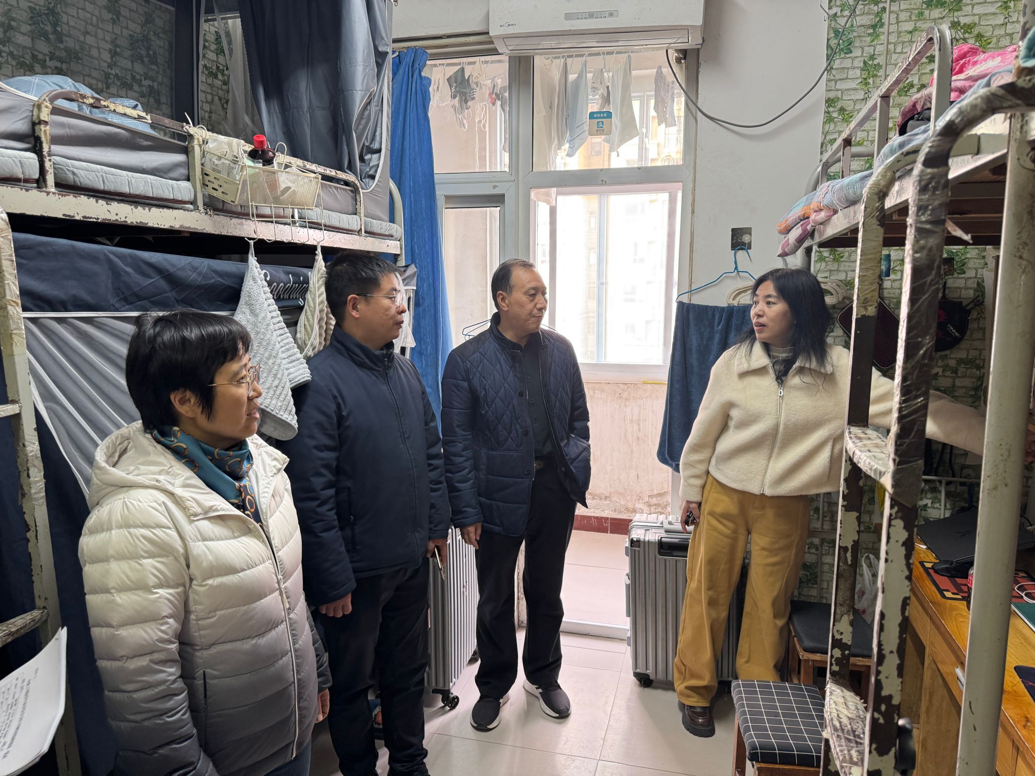 H文书包网落实“三进”工作要求，开展学生宿舍消防安全卫生检查